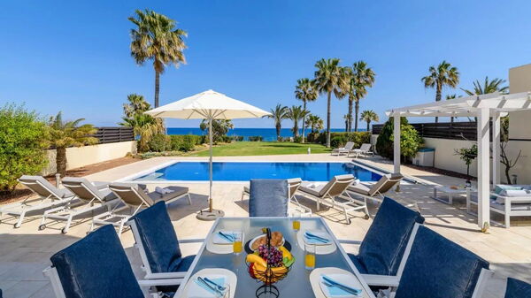 Royal Beachfront Villa: bassin, Extérieur, Extérieurs, Jardin, Vues