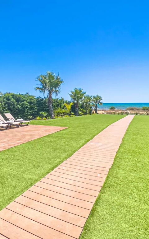 Serenity Seafront Villa: Extérieur, Extérieurs, Jardin