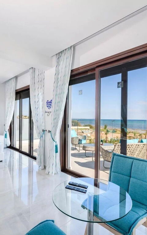 Serenity Seafront Villa: chambre à coucher