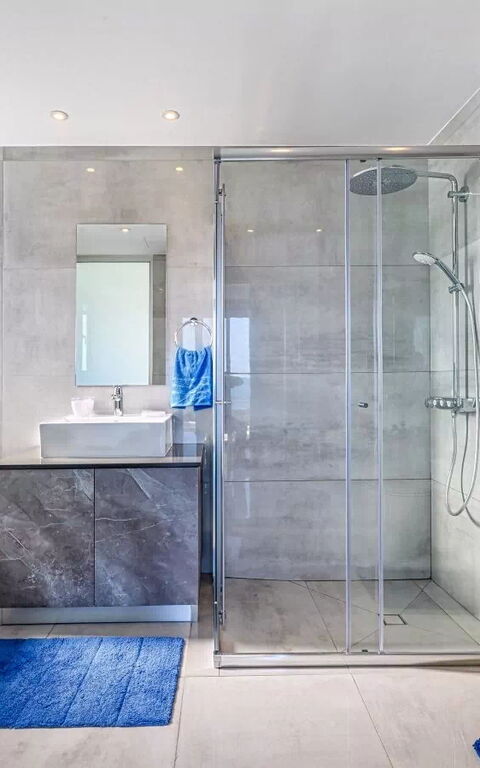 Serenity Seafront Villa: Salle de bain
