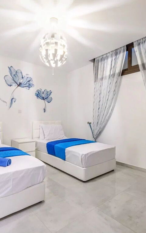 Serenity Seafront Villa: chambre à coucher