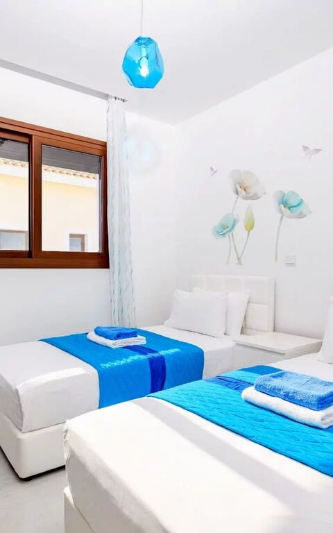 Serenity Seafront Villa: chambre à coucher