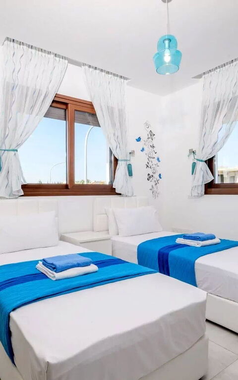 Serenity Seafront Villa: chambre à coucher