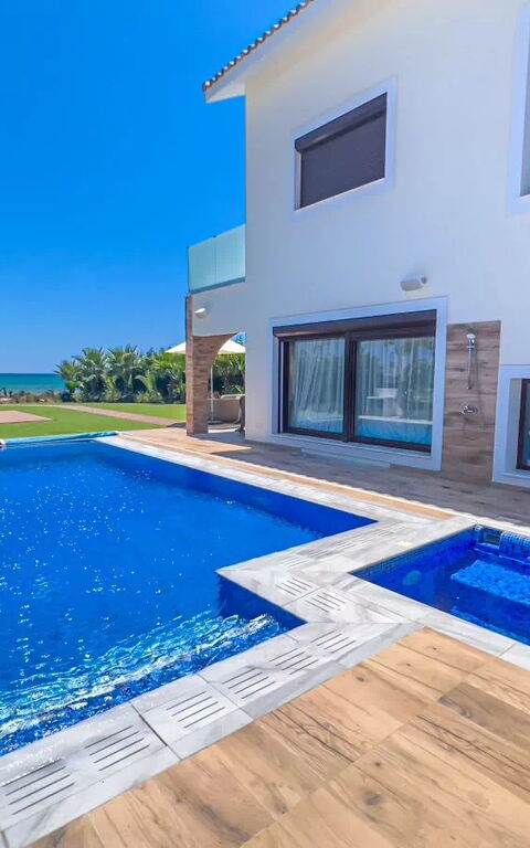 Serenity Seafront Villa: bassin, Extérieur, Extérieurs