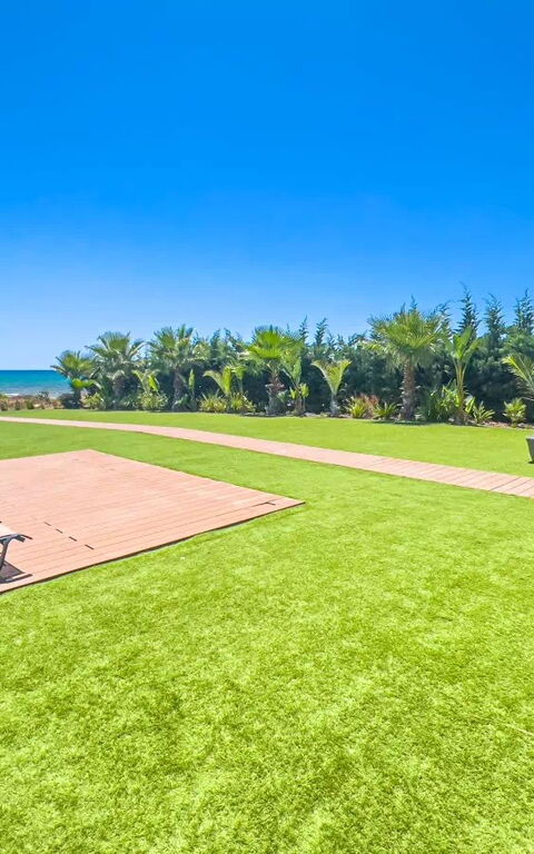Serenity Seafront Villa: Extérieur, Extérieurs, Jardin