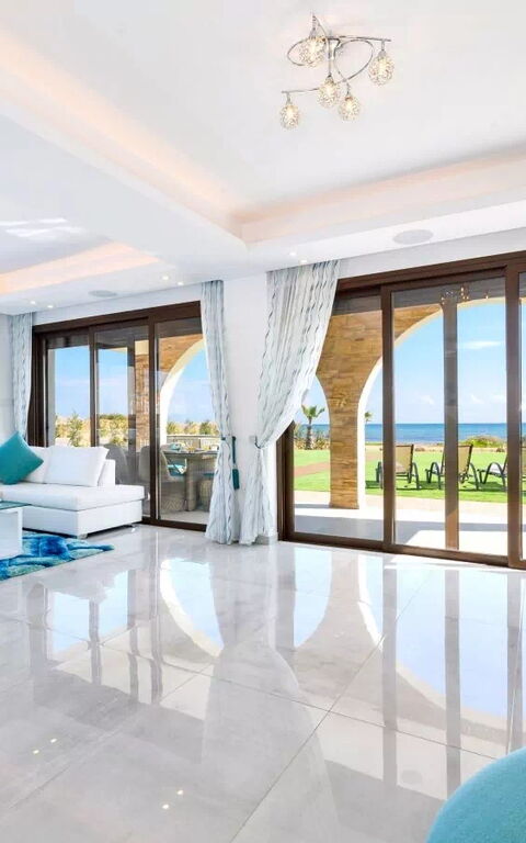 Serenity Seafront Villa: Salon