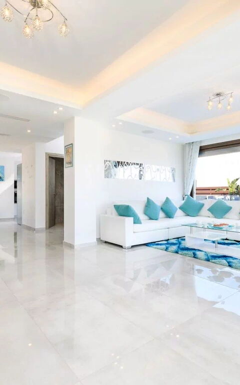 Serenity Seafront Villa: Salon