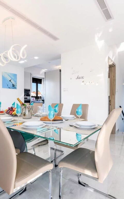 Serenity Seafront Villa: Salle à manger