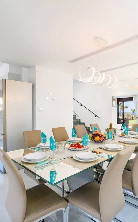 Serenity Seafront Villa: Salle à manger, Salon