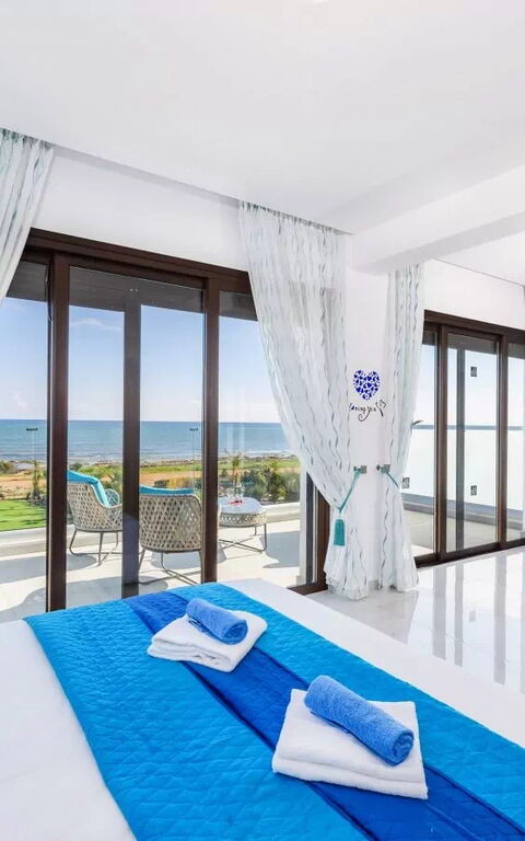 Serenity Seafront Villa: chambre à coucher