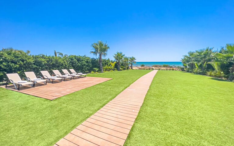 Serenity Seafront Villa: Extérieur, Extérieurs, Jardin