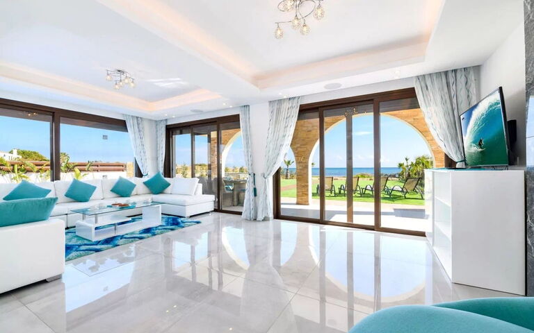 Serenity Seafront Villa: Salon