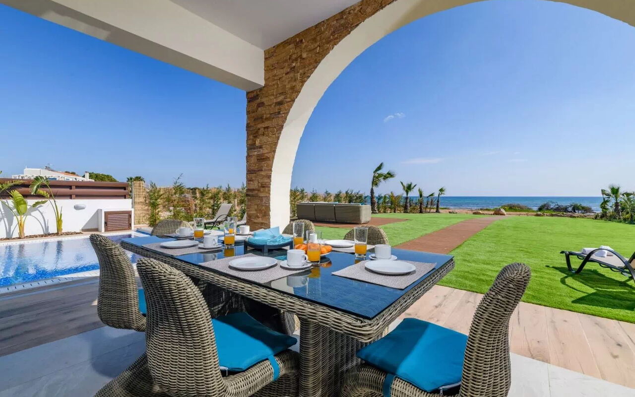 Serenity Seafront Villa: Balcon / Terrasse / Patio, Extérieur, Extérieurs