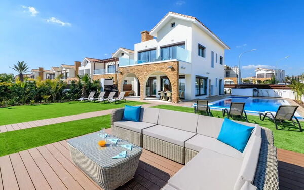 Serenity Seafront Villa: bassin, Extérieur, Extérieurs, Jardin