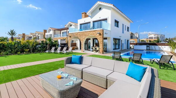 Serenity Seafront Villa: bassin, Extérieur, Extérieurs, Jardin