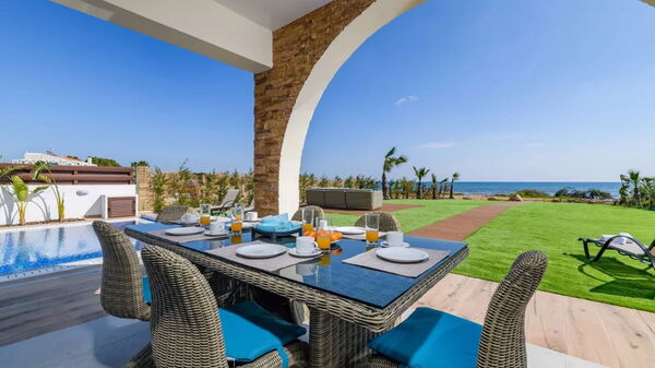 Serenity Seafront Villa: Balcon / Terrasse / Patio, Extérieur, Extérieurs