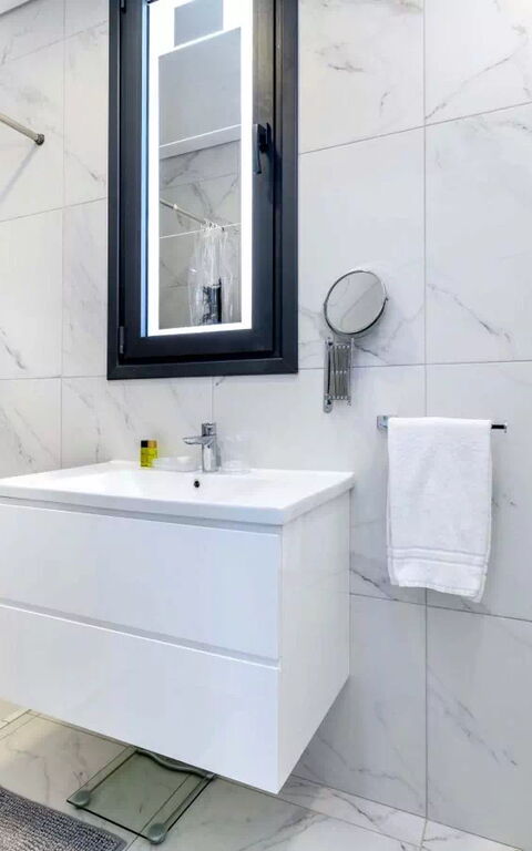 By the Beach - Royal Sapphire Villa: Salle de bain