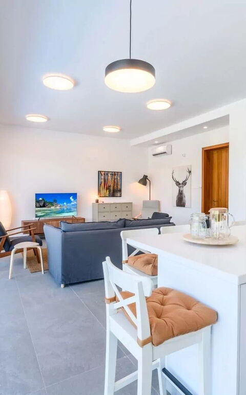 By the Beach - Sea Pearl Villa: Cuisine, Salon