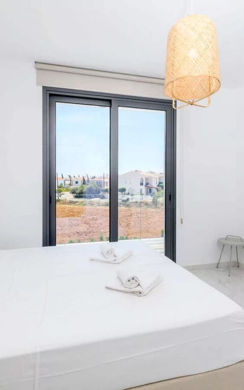 By the Beach - White Coral Villa: chambre à coucher