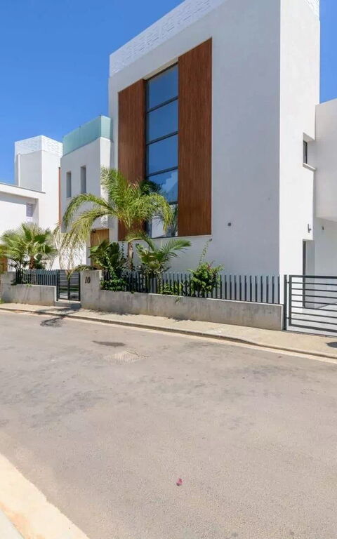 By the Beach - White Coral Villa: Entrée principale