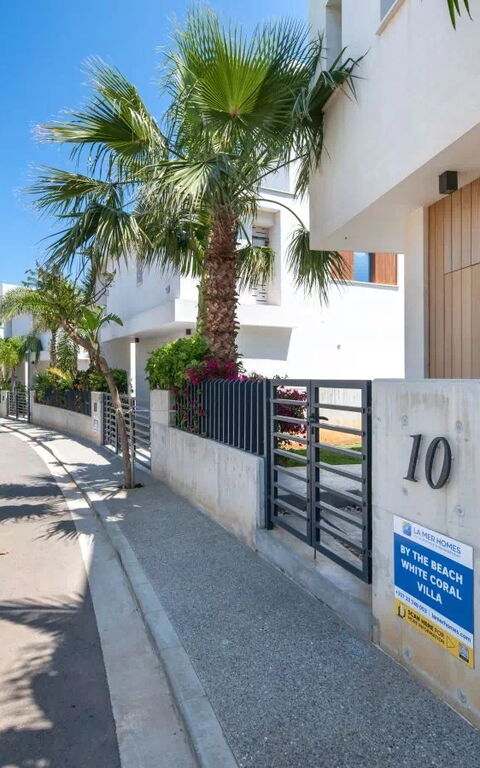 By the Beach - White Coral Villa: Entrée principale