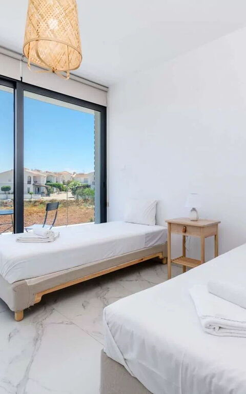 By the Beach - White Coral Villa: chambre à coucher