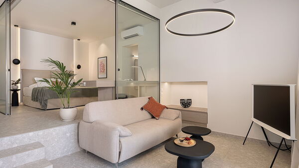 Ares Luxurious Residence: chambre à coucher, Salon