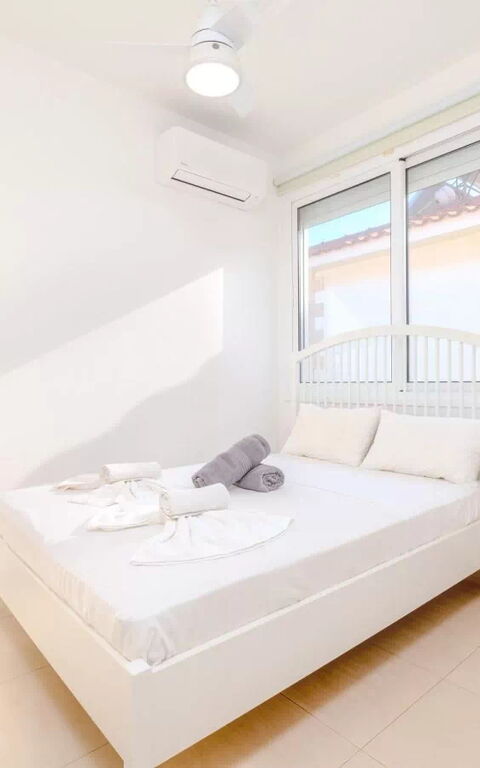 Aya Thekla Beach House: chambre à coucher