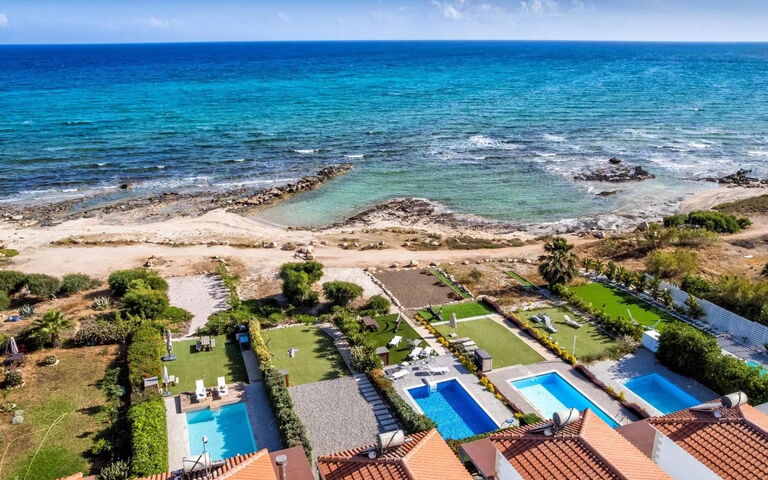Aya Thekla Beach House: bassin, Vues