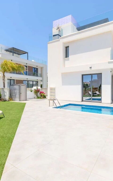By the Beach - Emerald Seaview Villa: bassin, Extérieur, Extérieurs, Jardin