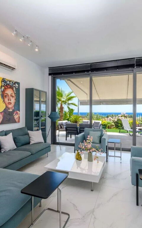 By the Beach - Emerald Seaview Villa: Salon
