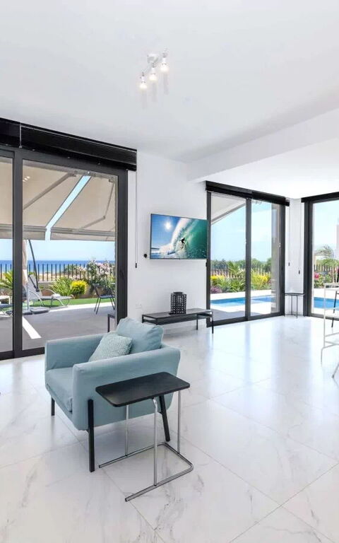 By the Beach - Emerald Seaview Villa: Salon
