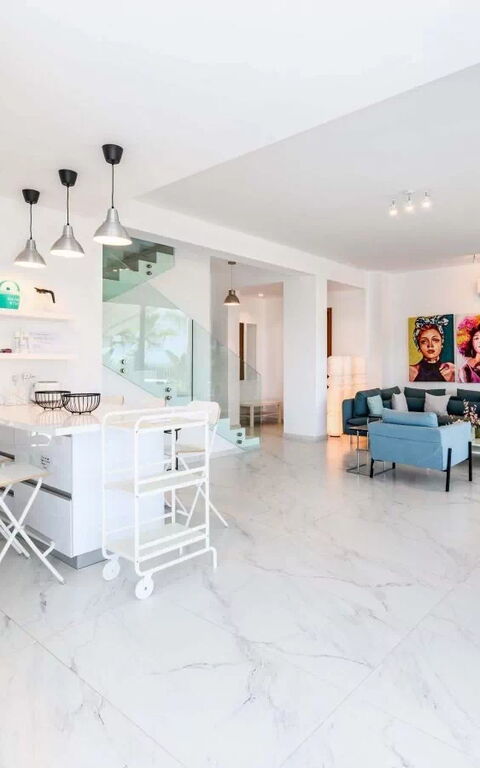 By the Beach - Emerald Seaview Villa: Salon