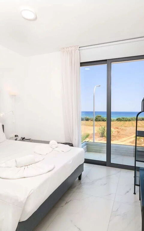 By the Beach - Emerald Seaview Villa: chambre à coucher