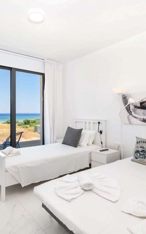 By the Beach - Emerald Seaview Villa: chambre à coucher