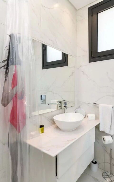 By the Beach - Emerald Seaview Villa: Salle de bain