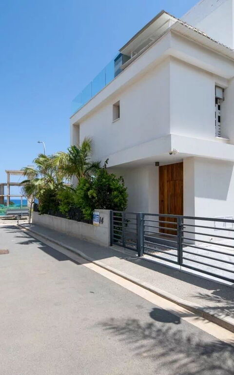 By the Beach - Emerald Seaview Villa: Entrée principale