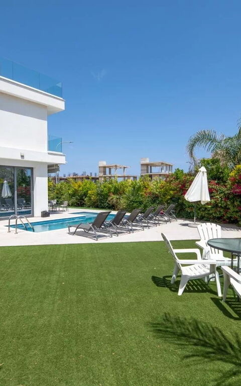 By the Beach - Emerald Seaview Villa: bassin, Extérieur, Extérieurs, Jardin