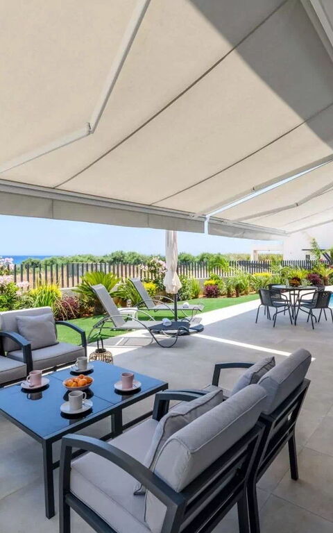 By the Beach - Emerald Seaview Villa: Balcon / Terrasse / Patio, bassin, Extérieur, Extérieurs