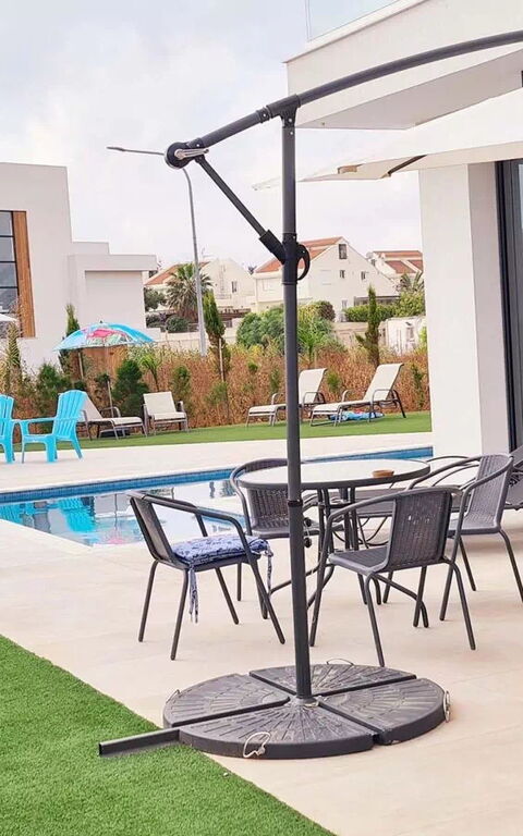 By the Beach - Emerald Seaview Villa: bassin, Extérieur, Extérieurs, Jardin