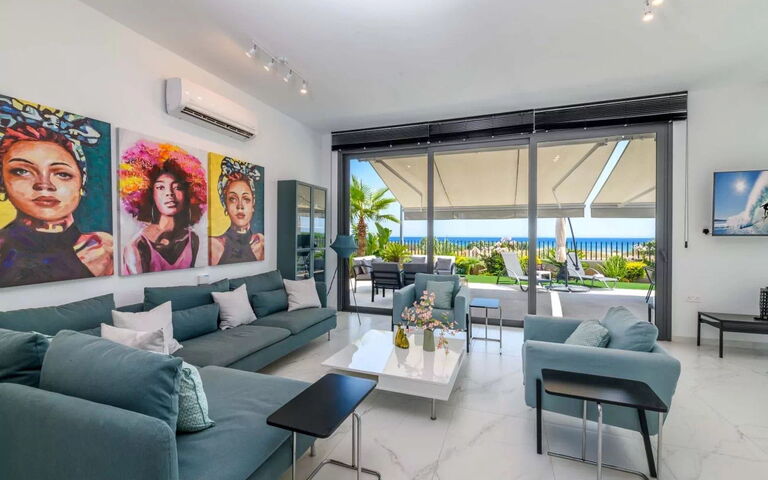 By the Beach - Emerald Seaview Villa: Salon