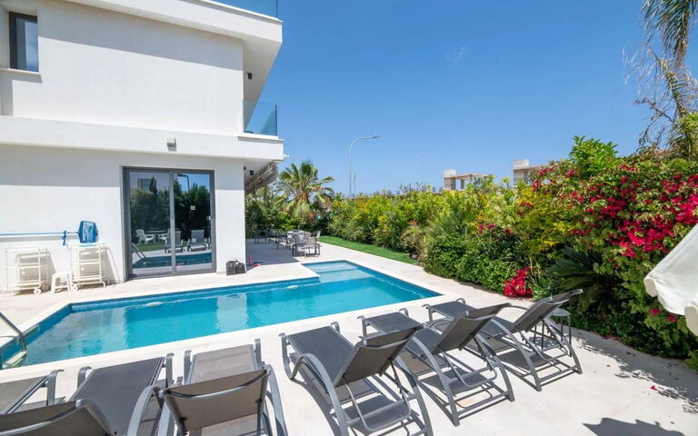 By the Beach - Emerald Seaview Villa: bassin, Extérieur, Extérieurs