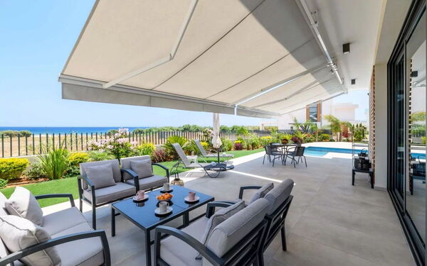 By the Beach - Emerald Seaview Villa: Balcon / Terrasse / Patio, bassin, Extérieur, Extérieurs