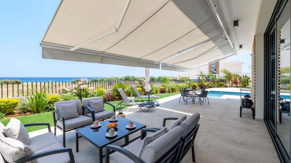 By the Beach - Emerald Seaview Villa: Balcon / Terrasse / Patio, bassin, Extérieur, Extérieurs