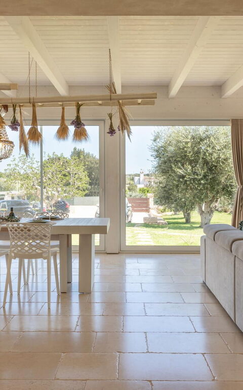 Villa Calanthia: Salle à manger, Salon