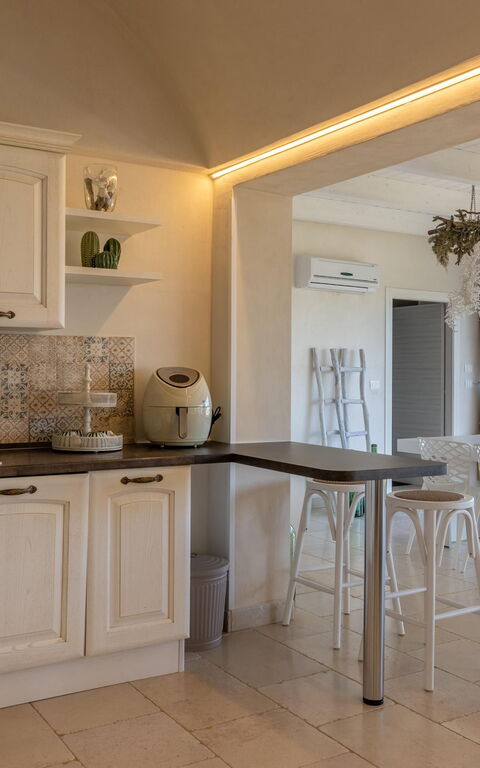 Villa Calanthia: Salle à manger, Salon