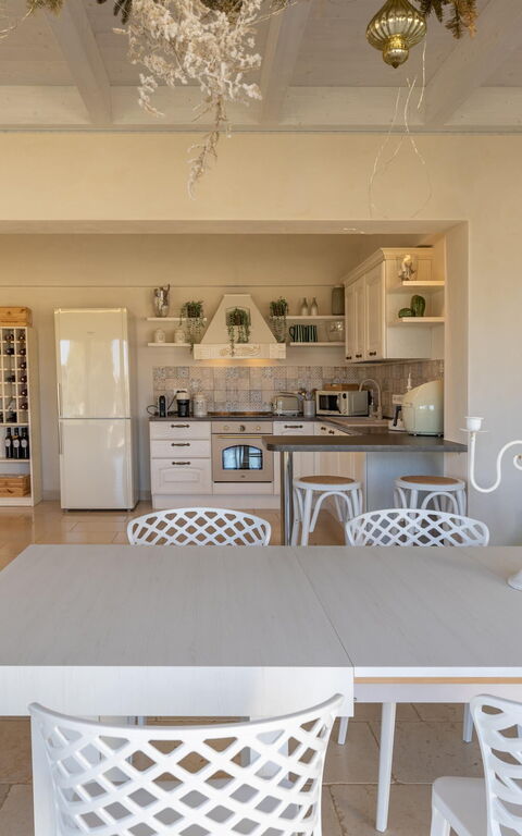 Villa Calanthia: Salle à manger, Salon