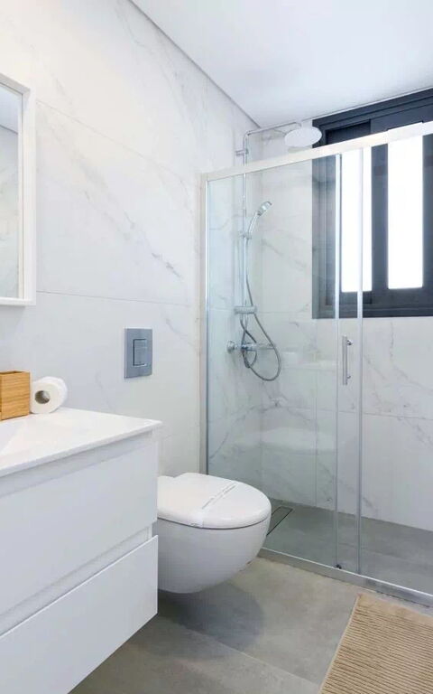 By the Beach - Blue Topaz Villa: Salle de bain