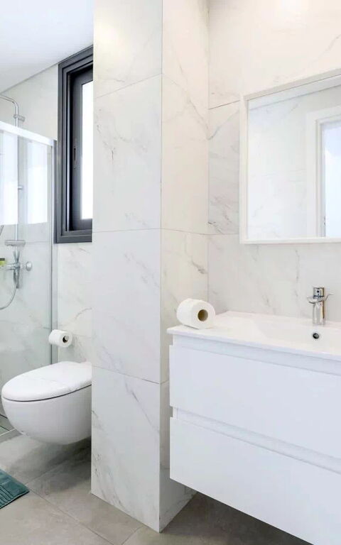 By the Beach - Blue Topaz Villa: Salle de bain