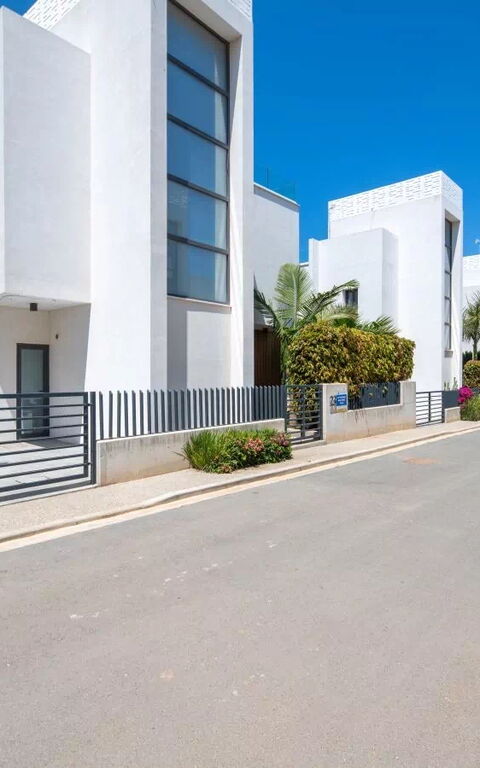 By the Beach - Blue Topaz Villa: Entrée principale